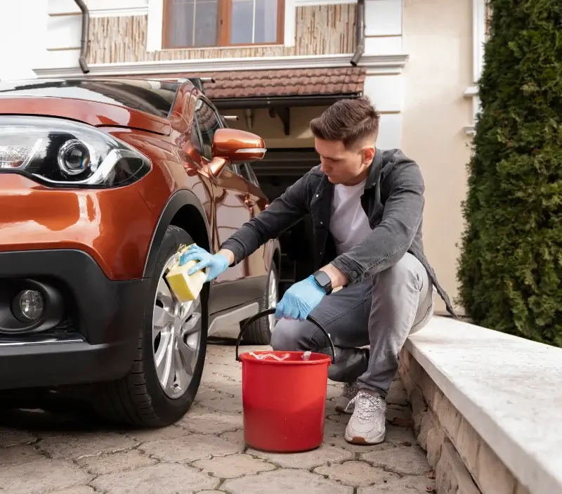 Lavage auto à domicile Saint-Nicolas-d'Aliermont : professionnel intervenant sur un véhicule